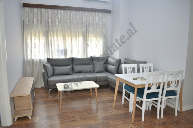 Apartament 3+1 per qira prane me Ring center ne Tirane.
Hyrja ndodhet ne katin e dyte banim te nje 